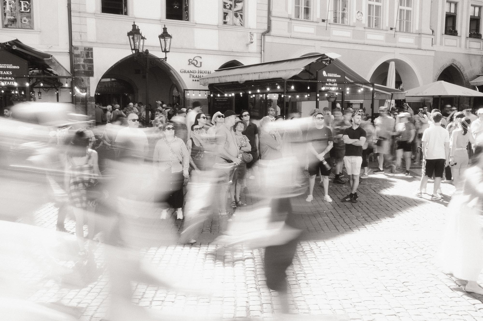 Turisti čakajúci na odbíjanie Orloja v Prahe.