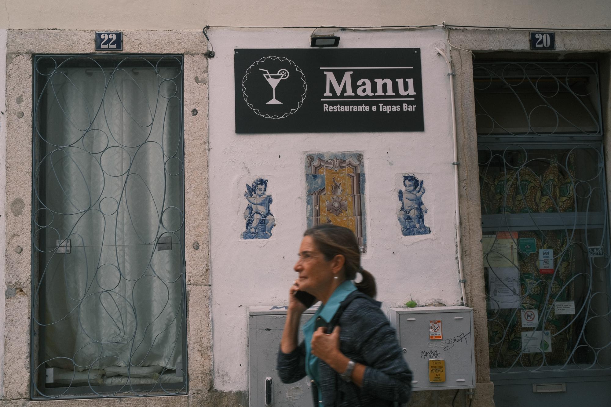 Žena kráčajúca pred reštauráciou.