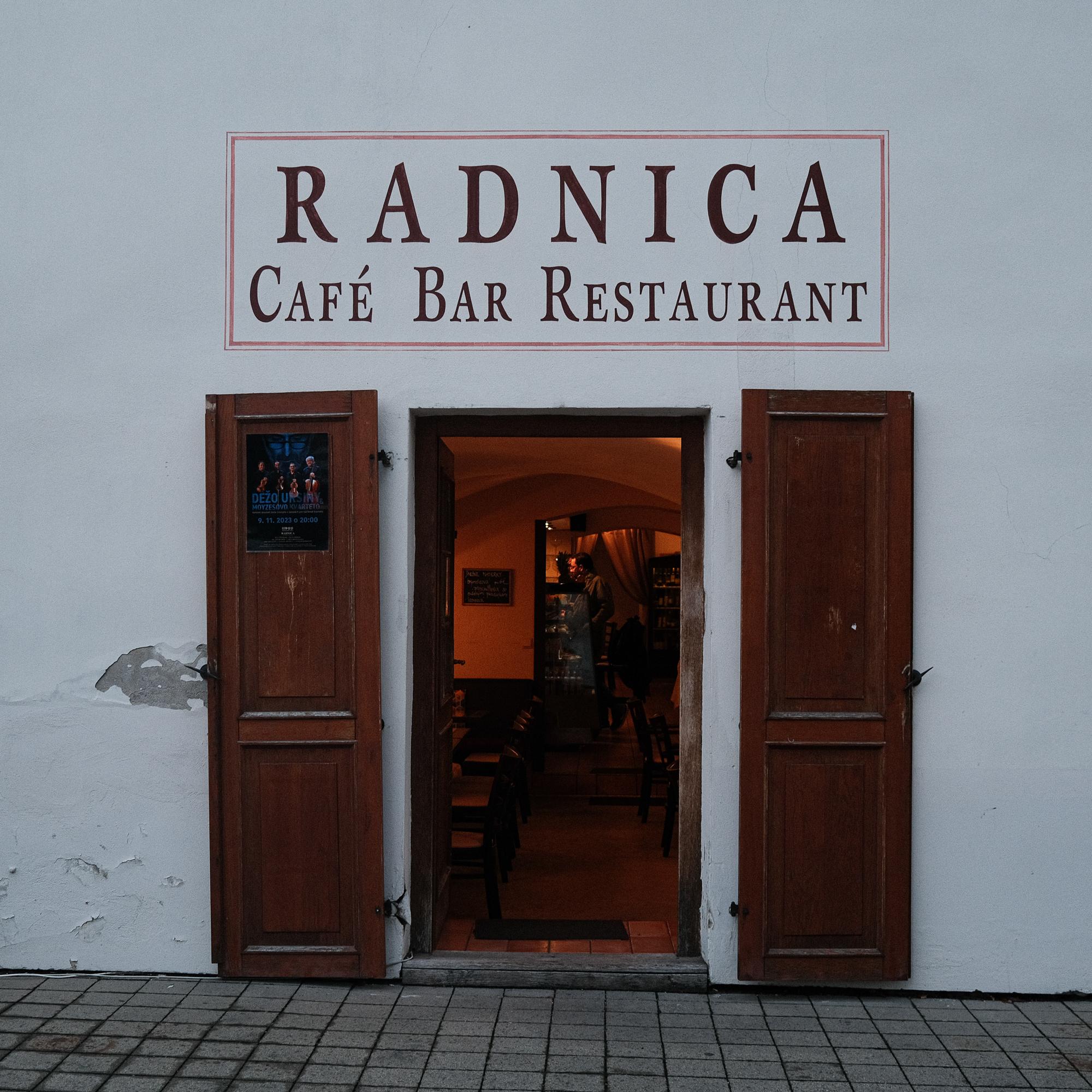 Vstup do teplého vnútra Radnice počas sychravého dňa. Pezinok.